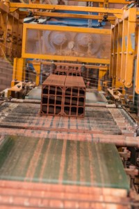 Produção de tijolo rresistente e de qualidade da Cerâmica Mônaco